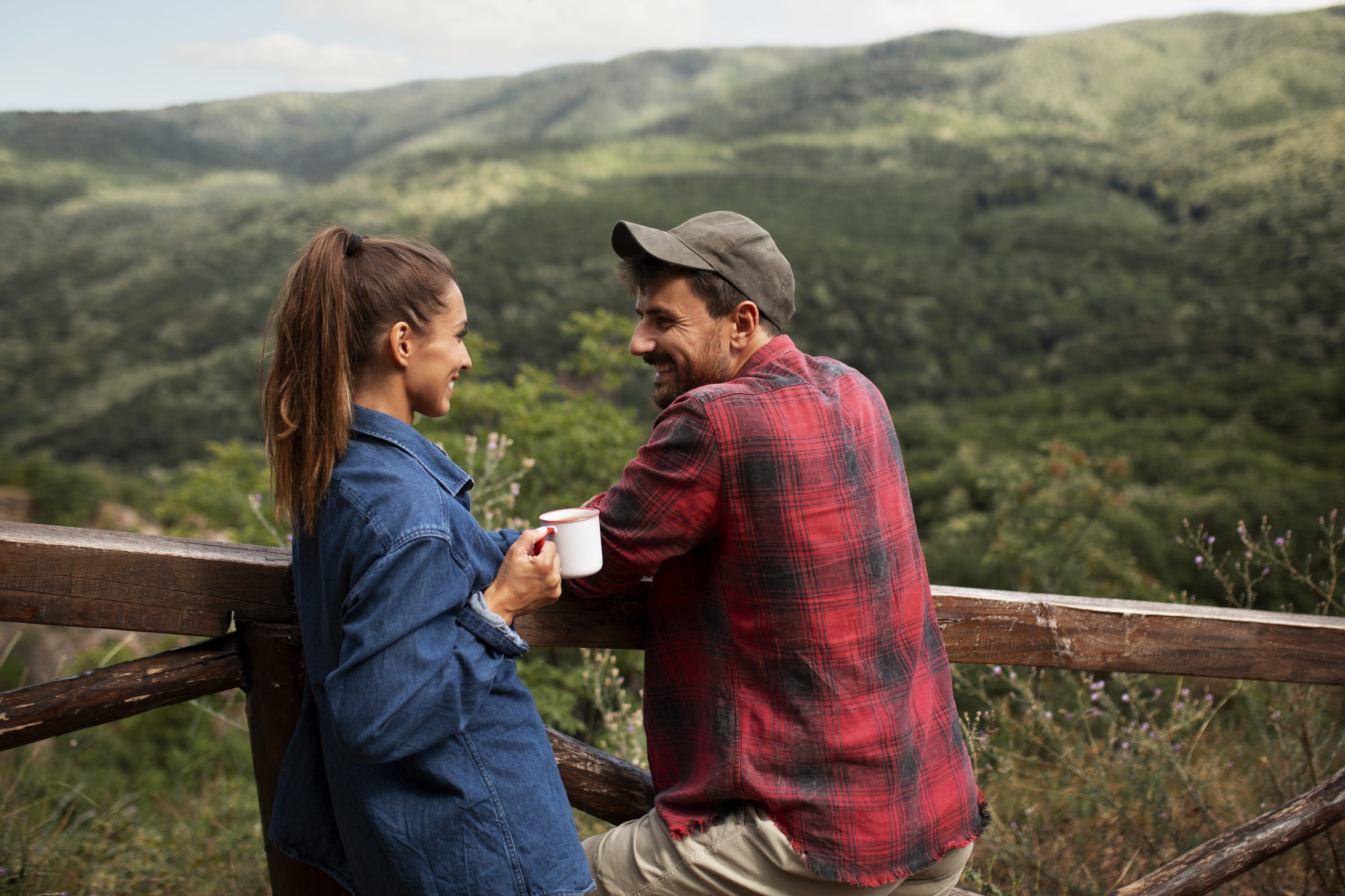 pareja-viajando-en-la-naturaleza-y-disfrutando-de-una-bebida